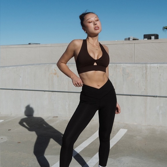 Fabletics Oasis Twist Medium Impact Sports Bra - Picture 3 of 9